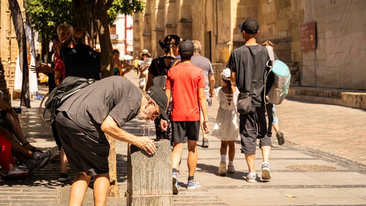 Turistas se refrescan con agua para hacer frente a las altas temperaturas registradas en la capital cordobesa, a 19 de agosto de 2024 en Córdoba