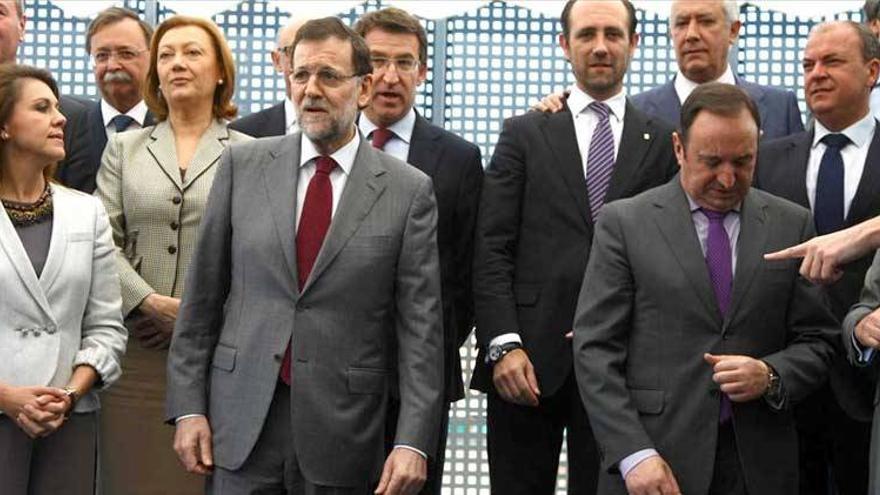 Rajoy promete a los barones del PP criterios objetivos y no políticos en el reparto del déficit