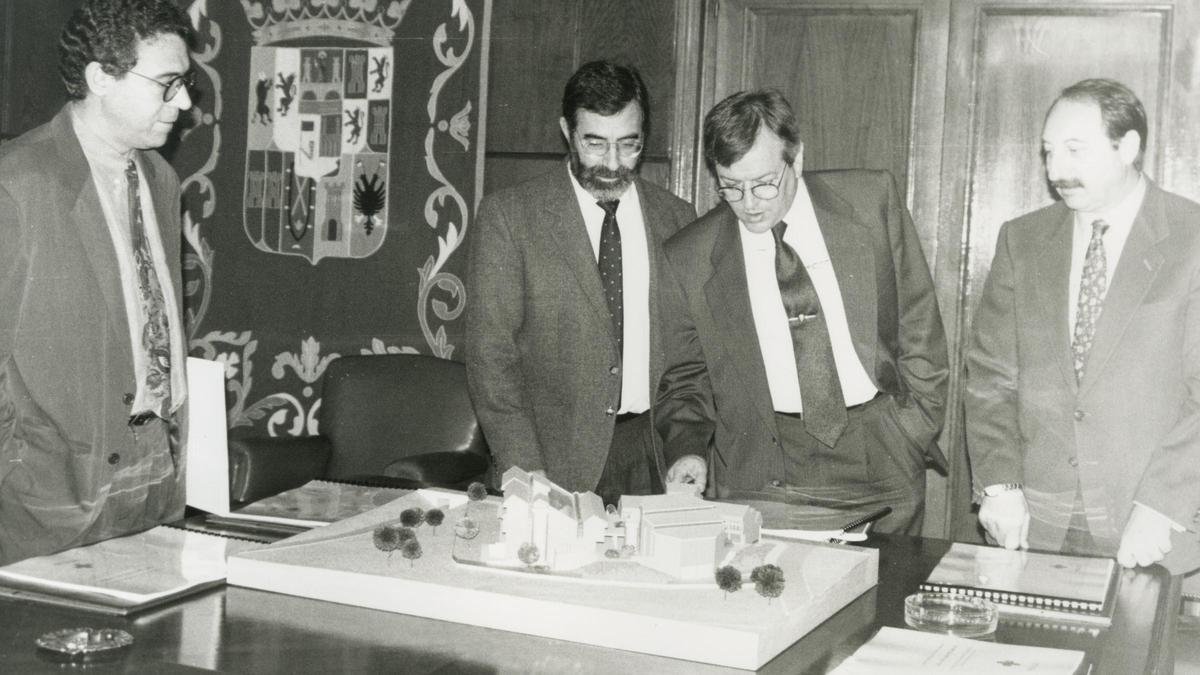 Ángel Gavilán, junto a Andrés Luis Calvo, observa la maqueta del Centro de Salud Santa Elena.