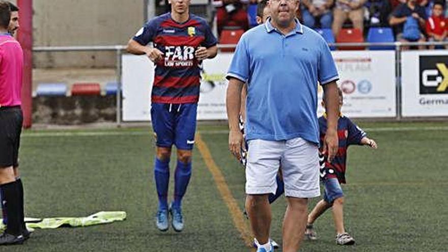 Oriol Alsina, a la gespa del Municipal, abans d&#039;un partit.