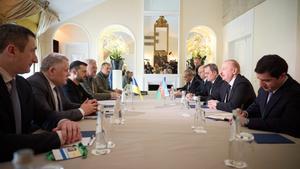Una de las reuniones de la Conferencia de Seguridad de Múnich: el presidente ucraniano, Volodimir Zelenski, se reúne con el presidente azerí.