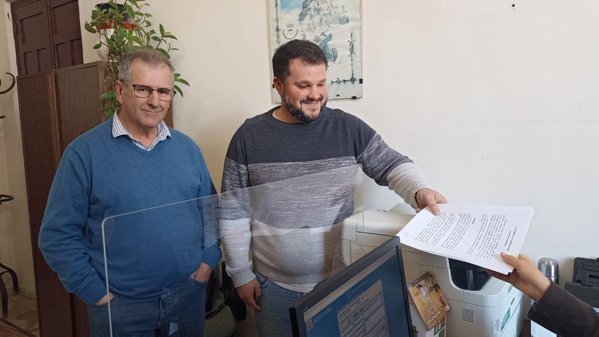 Manuel Gutiérrez y Juan Carlos Prieto en el registro municipal de Alburquerque.