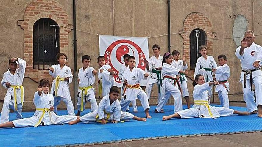 El grup d&#039;esportistes del Club Karate Bages, a Avinyó