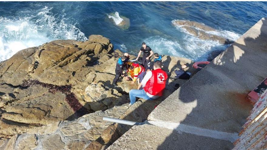 Un trabajador del acuario y la Policía Local rescatan a un hombre que se tiró al mar en A Coruña