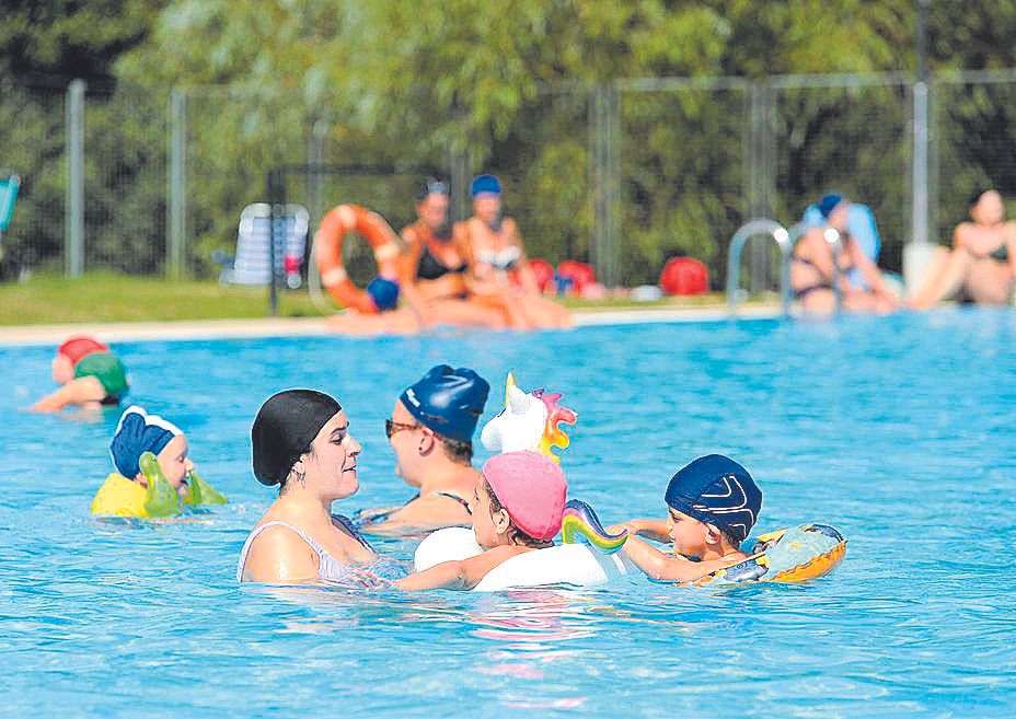 Mujeres con niños en las piscinas de Lalín.