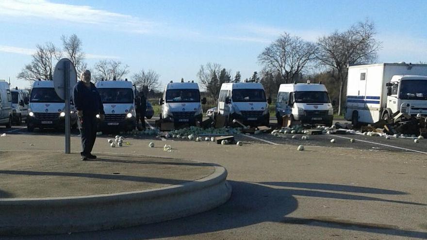 Furgones de la Gendarmería francesa estacionados junto a las lechugas esparcidas.