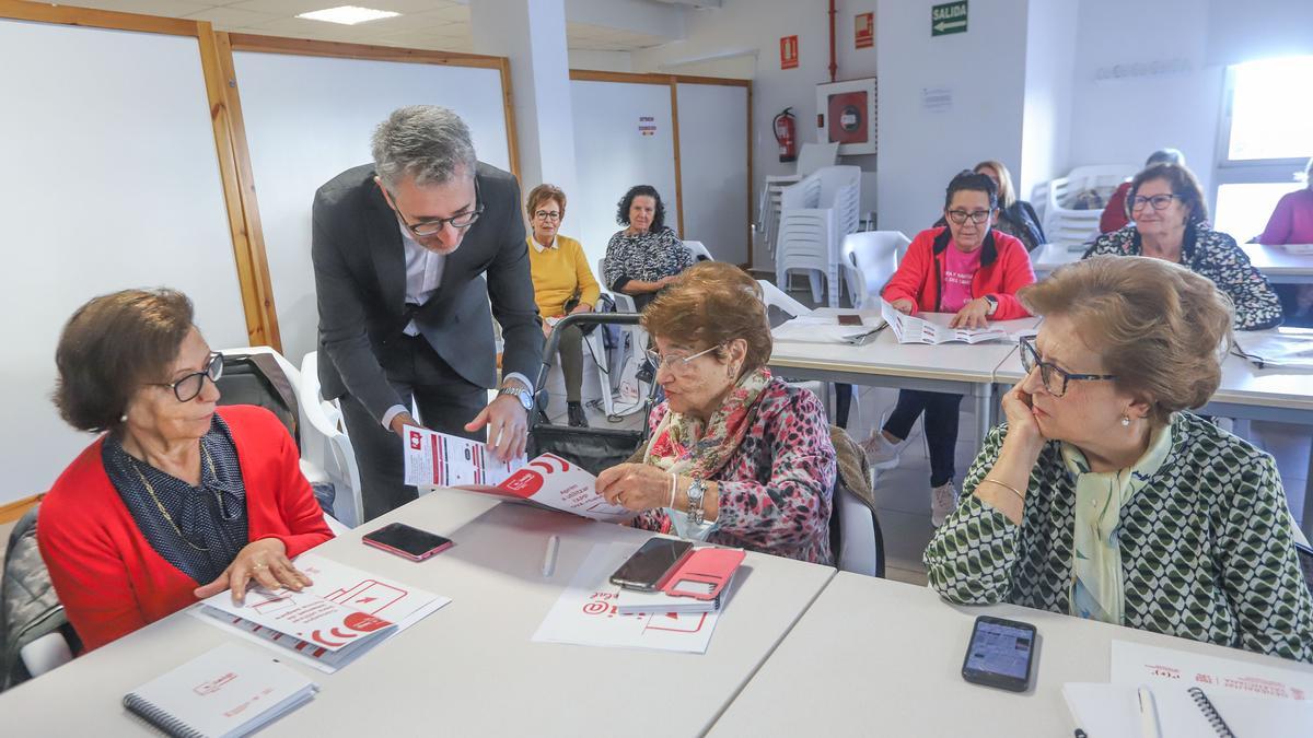 El conseller Arcadi España, en el curso de formación digital, en el centro de mayores Virgen de Monserrate