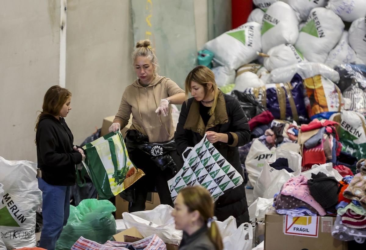 Ucranianas y Rusas trabajan juntas en el empaquetado de ayuda humanitaria Ucranianas y Rusas trabajan juntas en el empaquetado de ayuda humanitaria