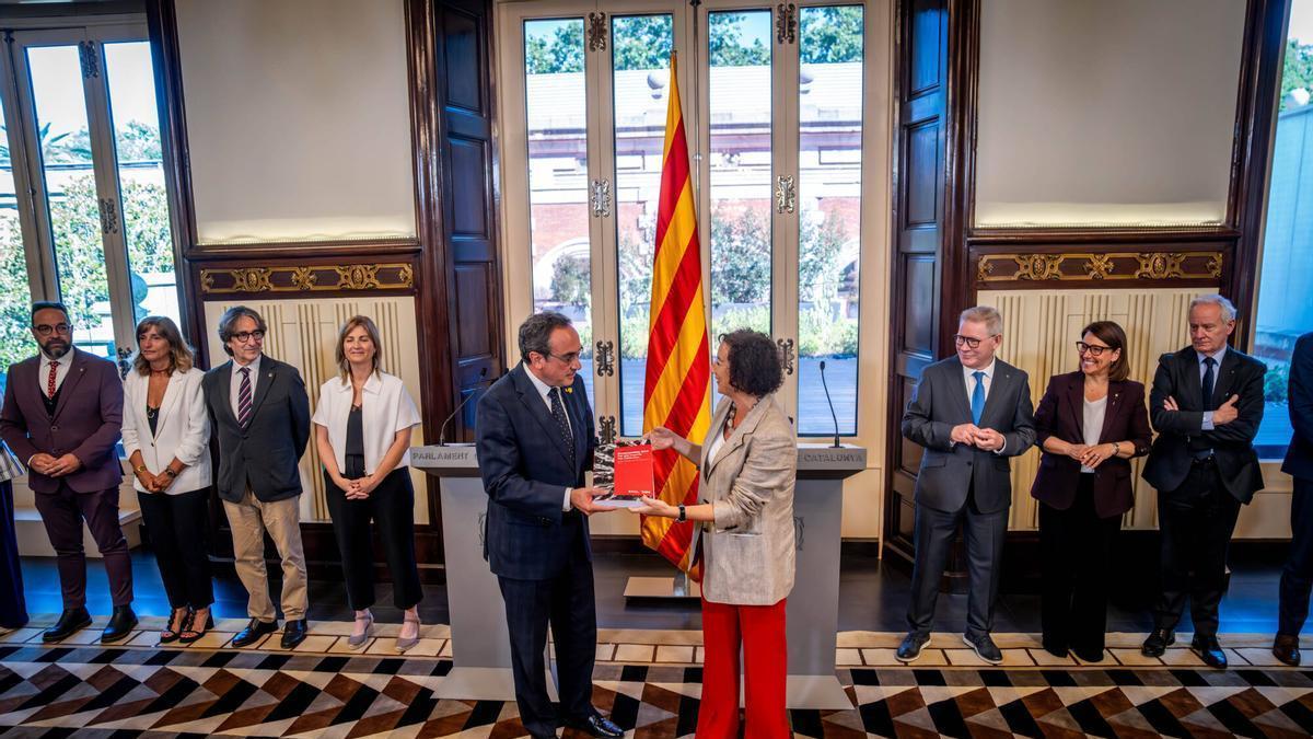 La consellera de Economia i Finances, Alícia Romero, entrega los presupuestos al presidente del Parlament, Josep Rull.
