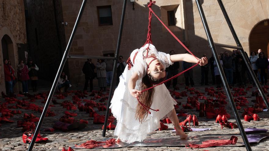 Así ha sido el acto del 25N en la plaza de Santa María y en el Ayuntamiento de Cáceres