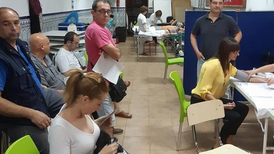 Una treintena de personas dona sangre en la Falla Mare Nostrum