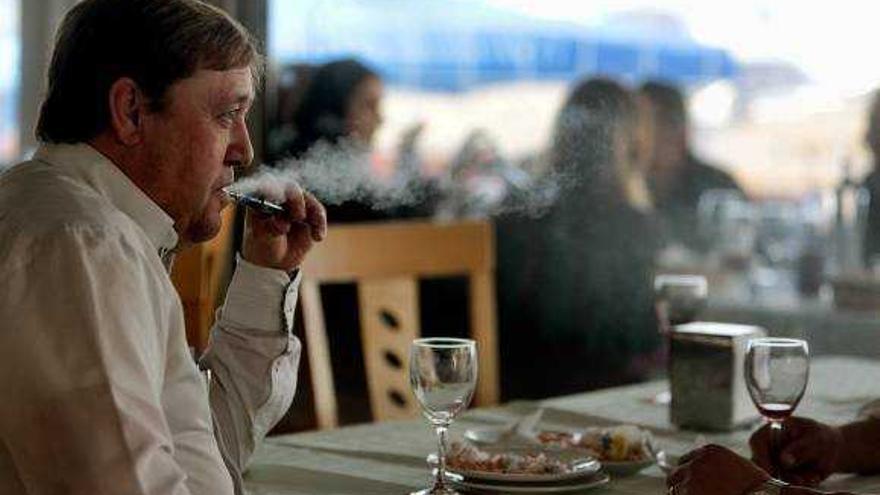 Los médicos quieren que se prohíba fumar y vapear definitivamente en las terrazas, y los hosteleros que se permita