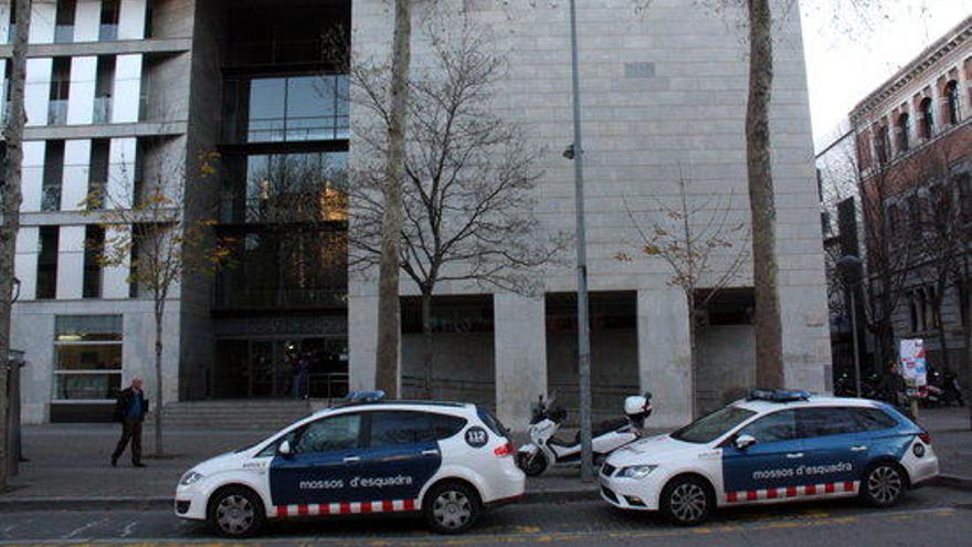 Dos cotxes dels Mossos d&#039;Esquadra davant dels Jutjats