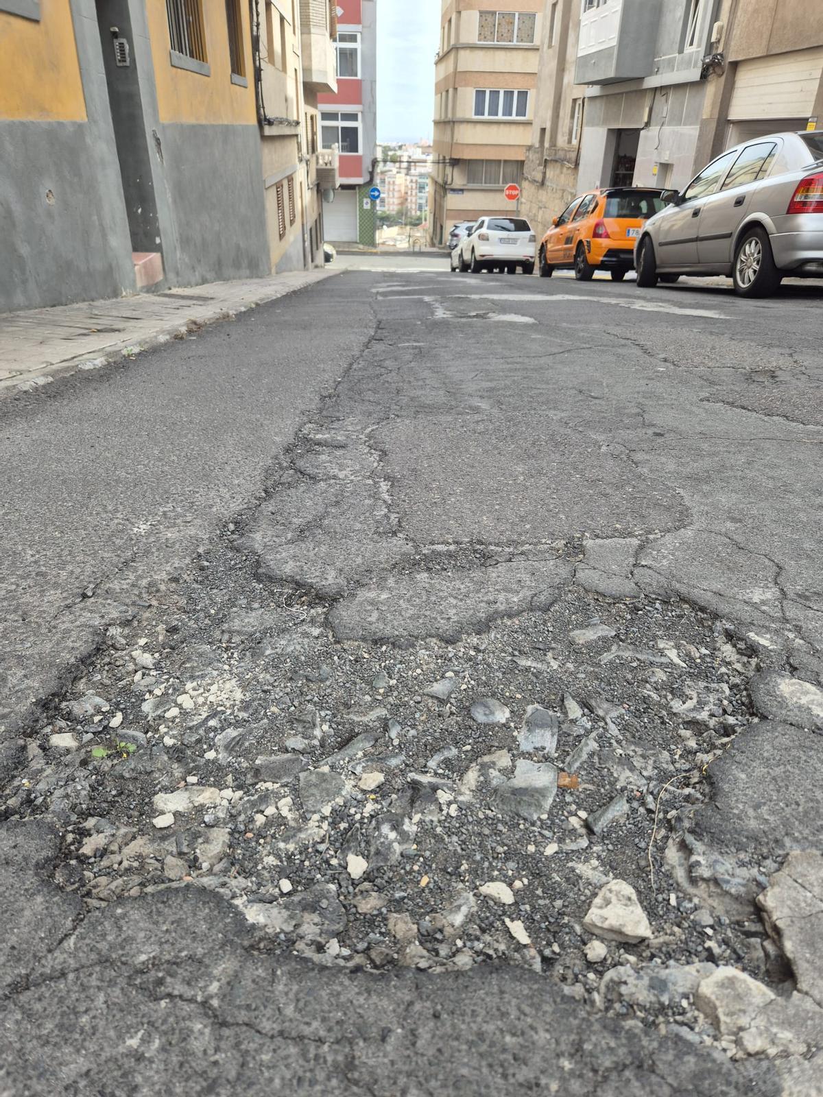 Un bache en una calle de Los Tarahales.