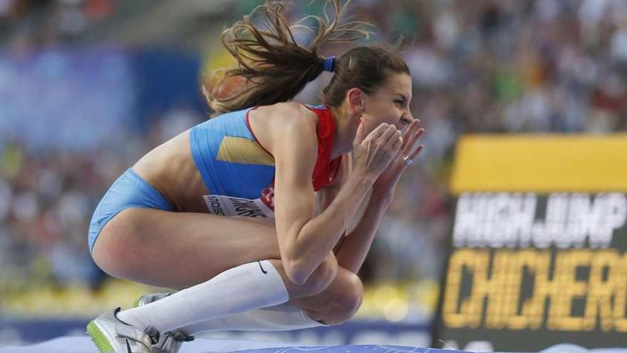 Anna Chicherova se lamenta de un mal salto en los Mundiales de atletismo de Moscú.  // Efe