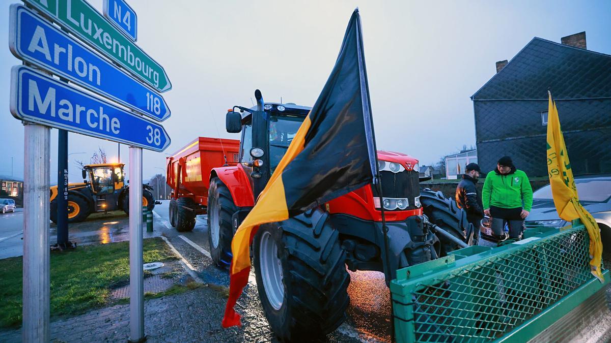Agricultores bloquean una carretera que conecta Bruseas y Luxemburgo, este viernes, en protesta por el acuerdo UE-Mercosur.