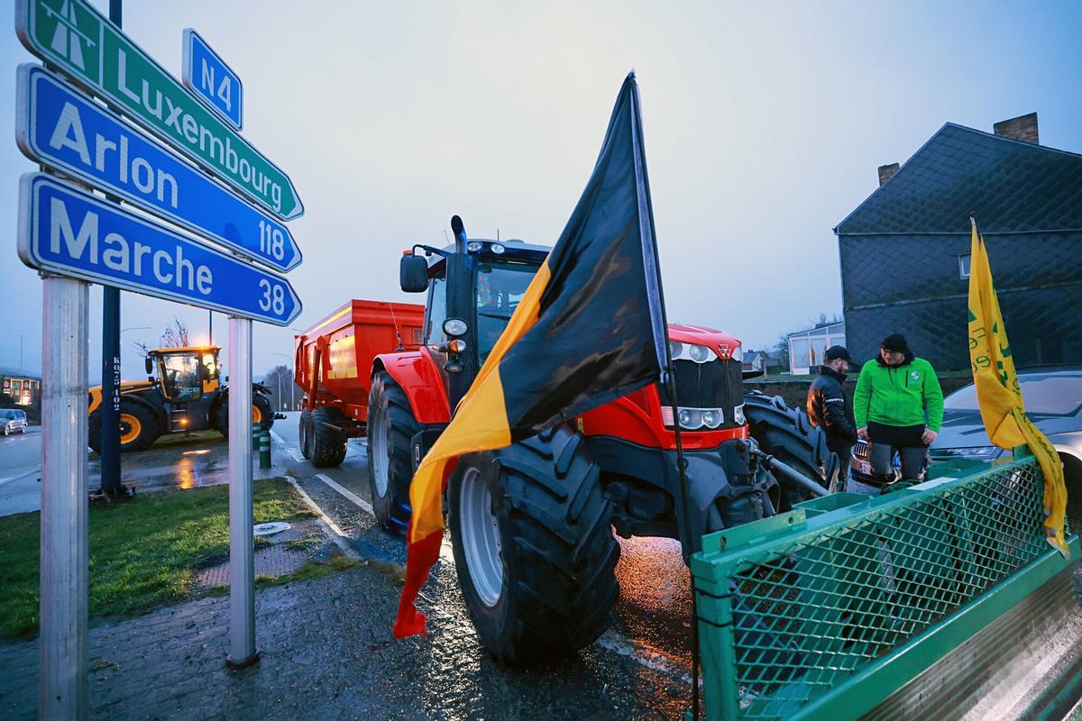Agricultores bloquean una carretera que conecta Bruseas y Luxemburgo, este viernes, en protesta por el acuerdo UE-Mercosur.