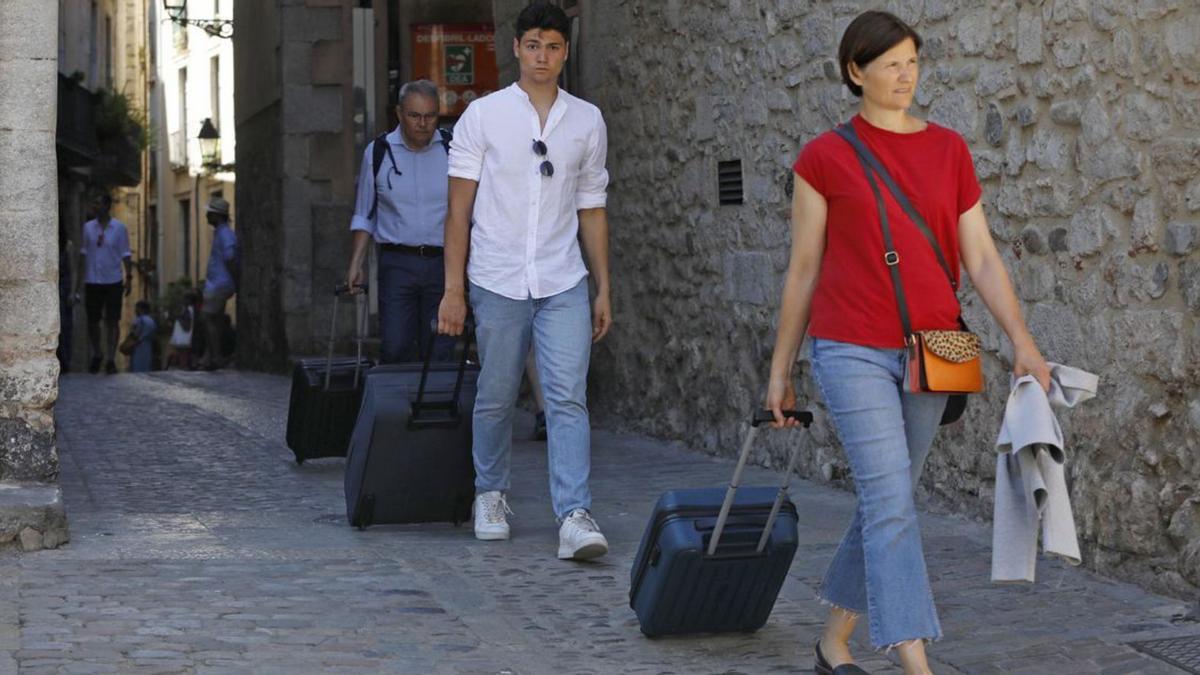 DIversos turistes, pel barri vell de Girona. | ANIOL RESCLOSA