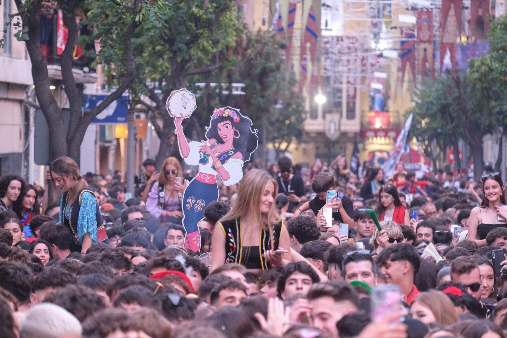 ¡Elda ya está en fiestas! Así ha sido la Entrada de bandas y el pasodoble "Idella"