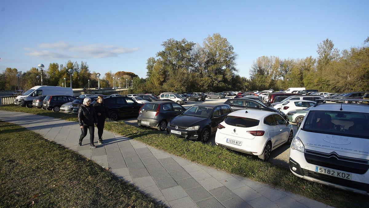 Una imatge recent del terreny amb els cotxes aparcats  i el pont de Fontajau a l'esquerra.
