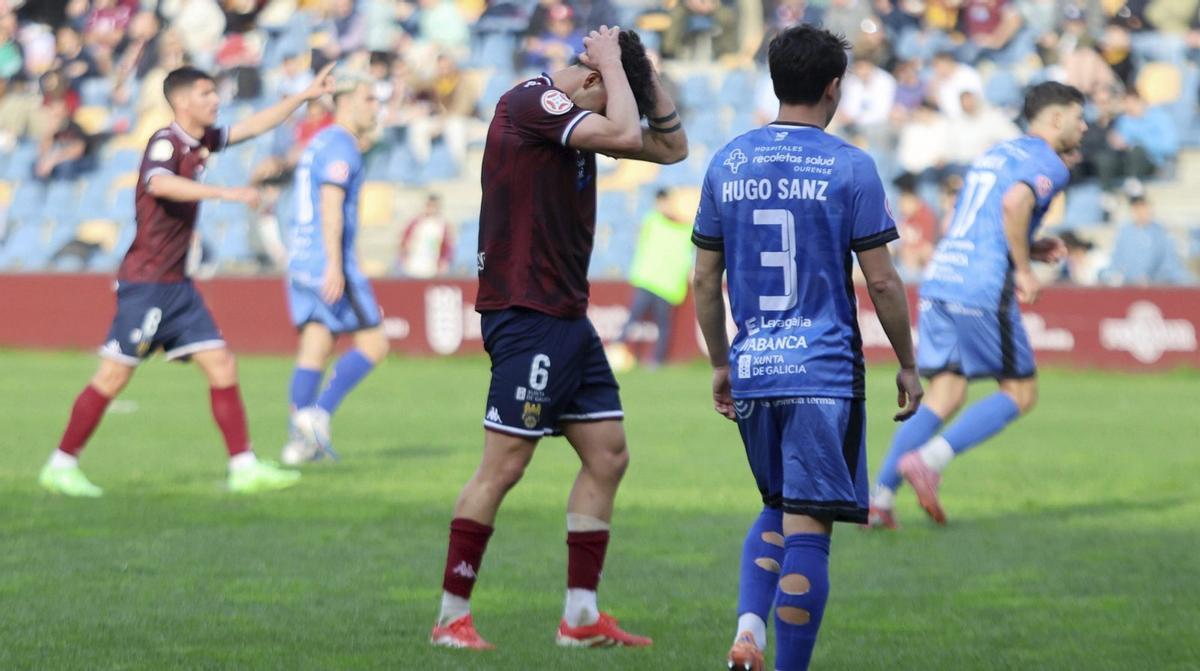 Alain Ribeiro se lamenta durante el partido.