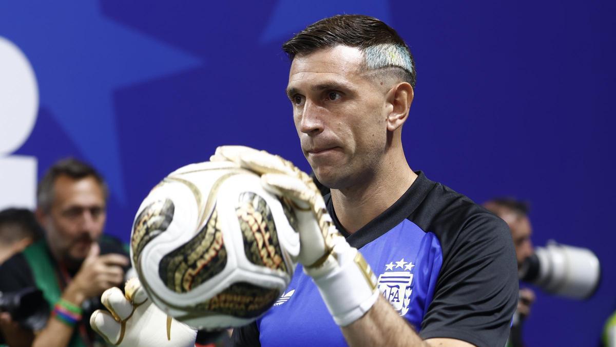 El 'Dibu' Martínez rompe su maldición y ya tiene nuevo equipo