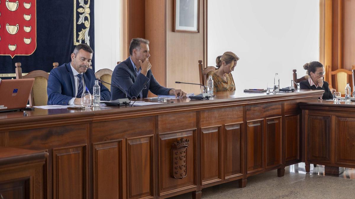 Oswaldo Betancort (i) y Domingo Cejas, en la Asamblea del Consorcio del Agua de Lanzarote.