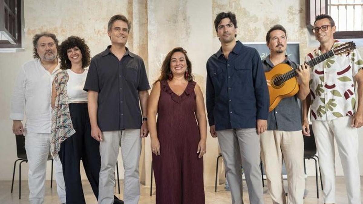 El director de la Bienal de Flamenco, Luis Ybarra en un momento del acto junto a los artistas y representantes directivos de ICAS