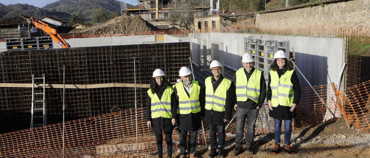 Por la izquierda, Marta Molins, Tomás Fernández, Diego Catena, Javier Blanco y Sandra Santos, ayer, junto a las obras del nuevo auditorio soterrado y con la antigua casa de los Prieto en obras al fondo. | Fernando Rodríguez