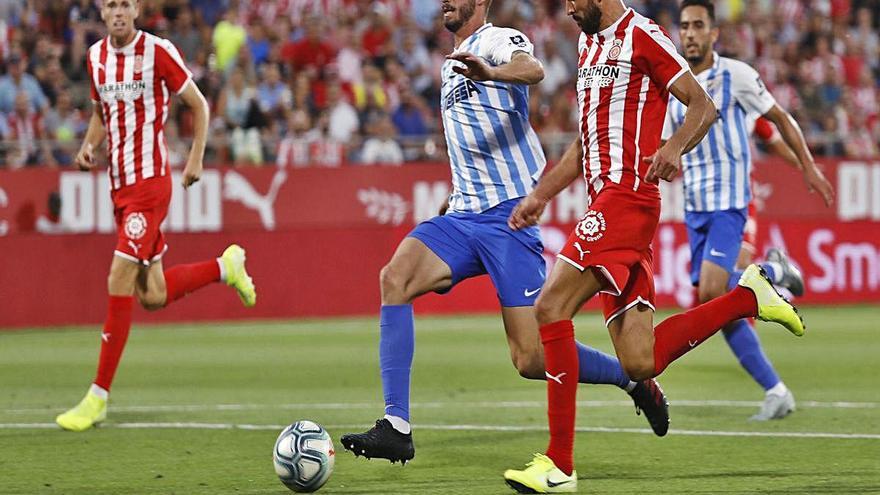 Stuani lluita amb Mikel Villanueva (Màlaga) a Montilivi.