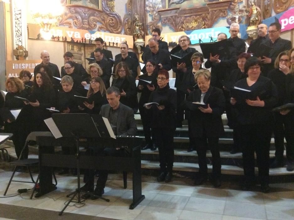 Orfeó d'Aldaia amb la direcció de Cèlia Màñez i Francesc Valldecabres.