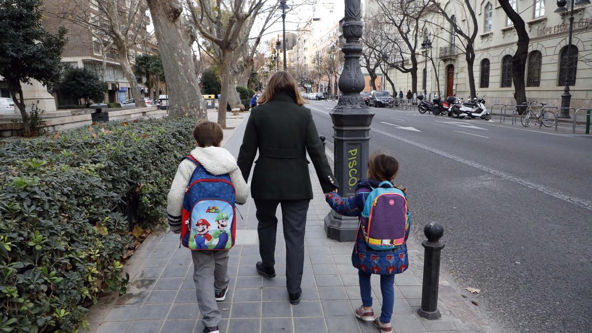 Familia yendo al colegio en València.