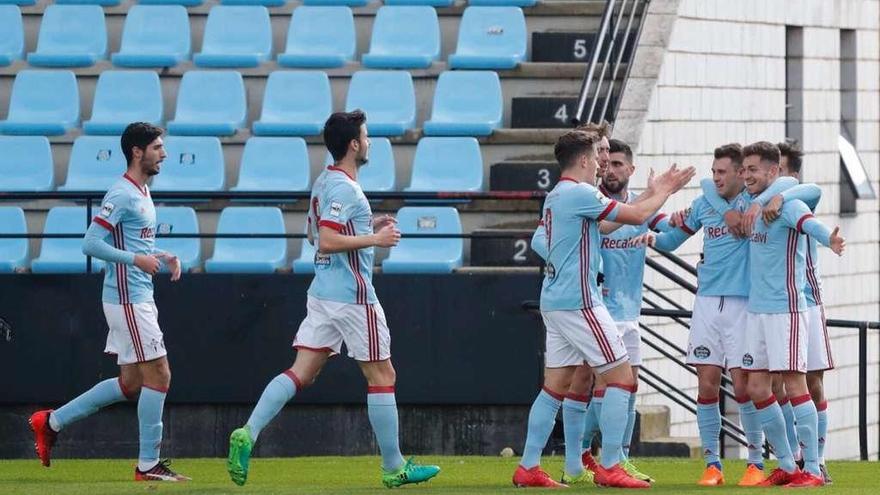 Los jugadores celebran el gol de Juan Hernández, ayer, en Barreiro. // José Lores