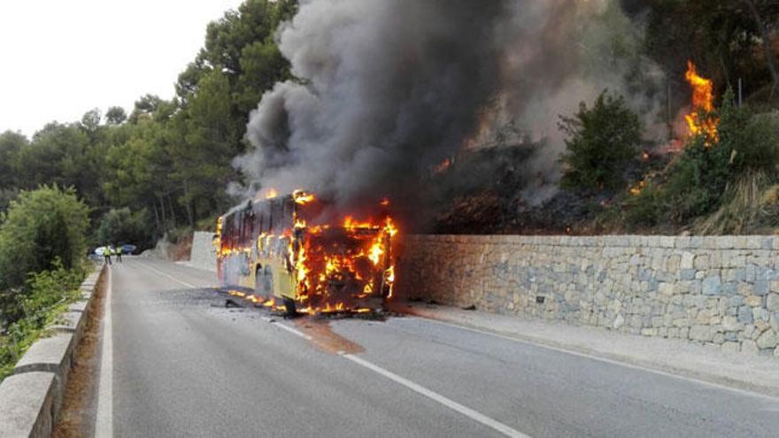 Uno de los autobuses incendiados de la línea de Valldemossa.