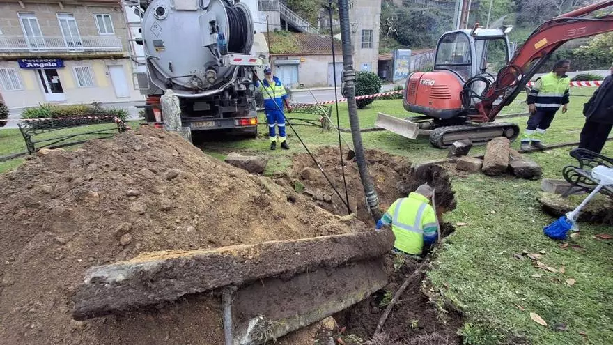 Comienza la renovación del colector de saneamiento de la alameda de Aldán