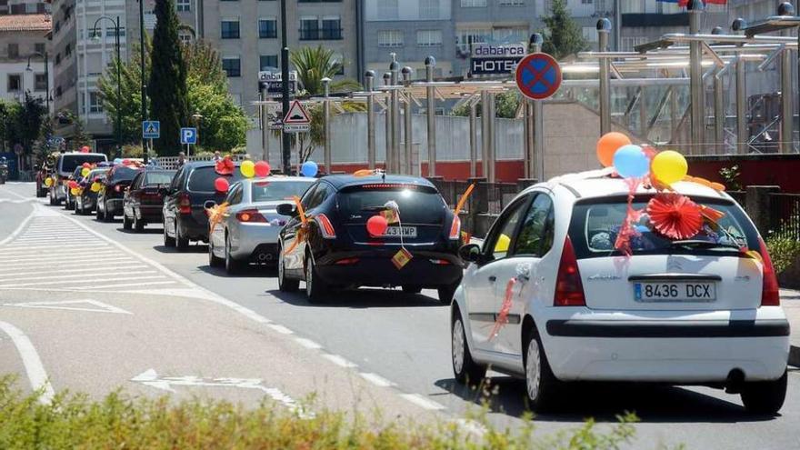 Algunos de los coches que ayer participaron en la caravana a su paso por la calle Reina Victoria. // R.V.