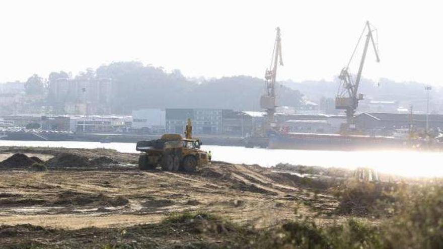 La parcela en obras, en la margen derecha de la ría.