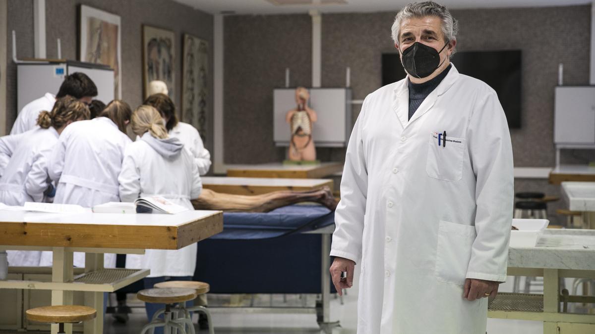 El profesor Santos Suárez, en el laboratorio