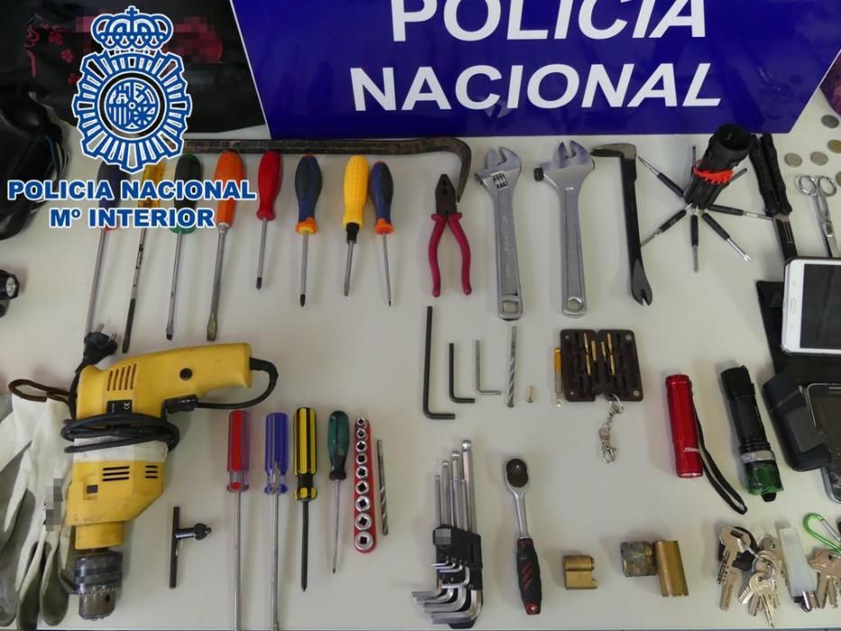 Detenidos por robar en casas en Arenales y el Puerto