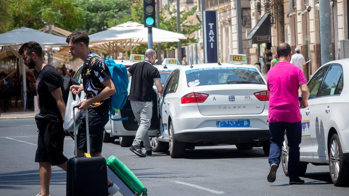 Taxis esta mañana en la plaza del Mar de Alicante