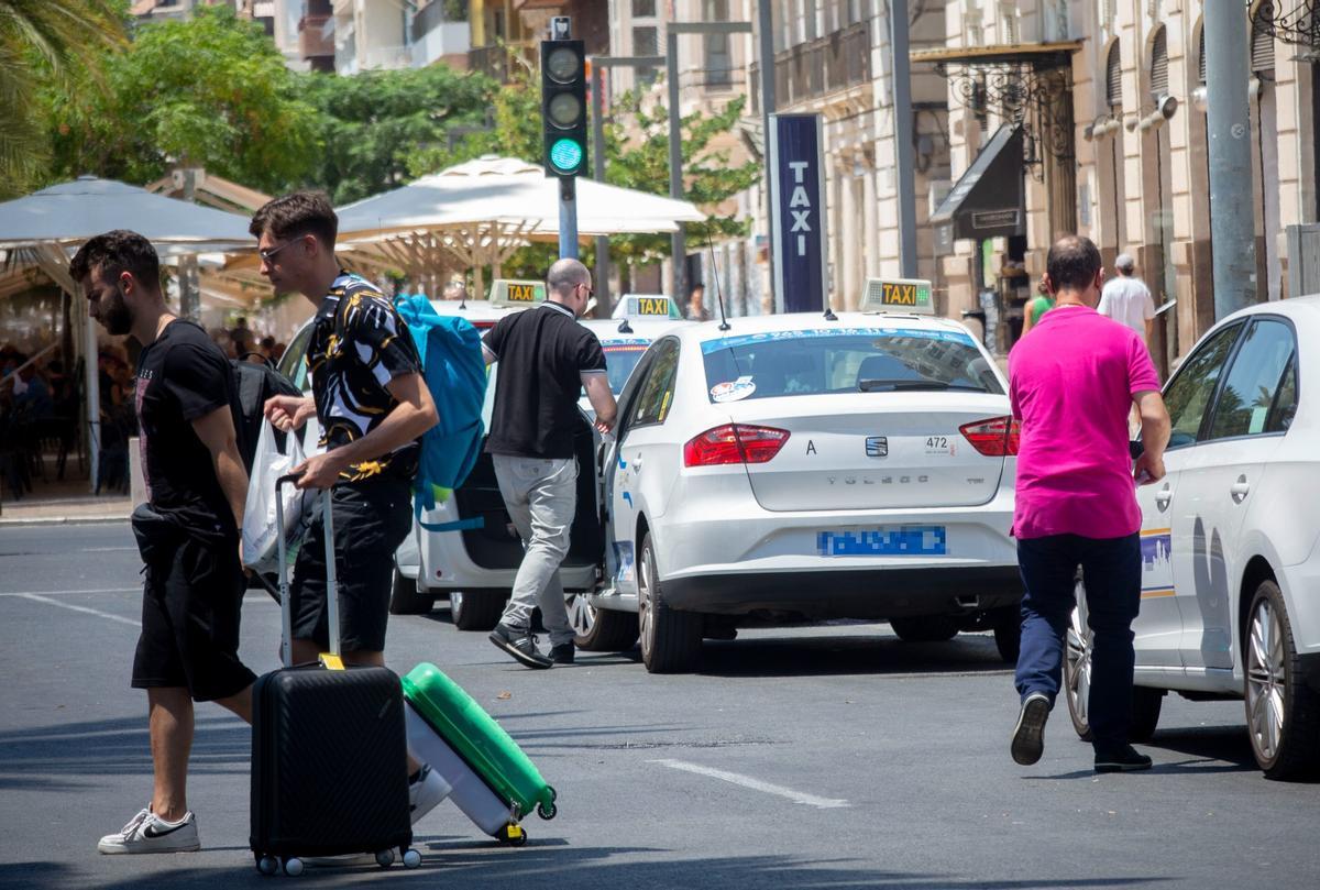 Taxis esta mañana en la plaza del Mar de Alicante