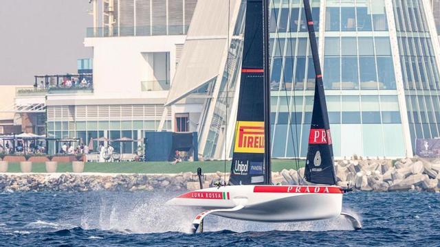 El “Luna Rossa”, durante la jornda de ayer. |  // AMERICA`S CUP