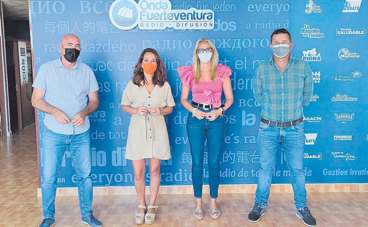 Los tres ediles destituidos con una periodista en una emisora de Fuerteventura