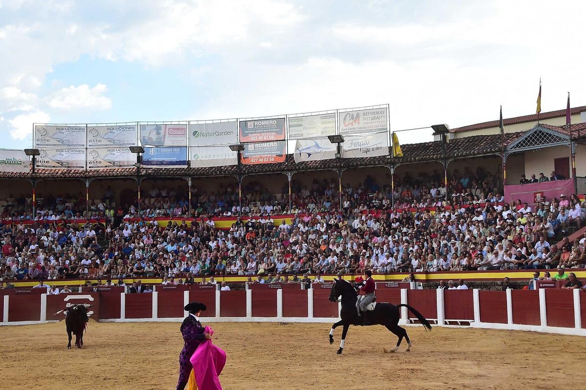 Fotogalería | Las imágenes de la corrida de rejones de la feria de Plasencia Fotogalería | Las imágenes de la corrida de rejones de la feria de Plasencia