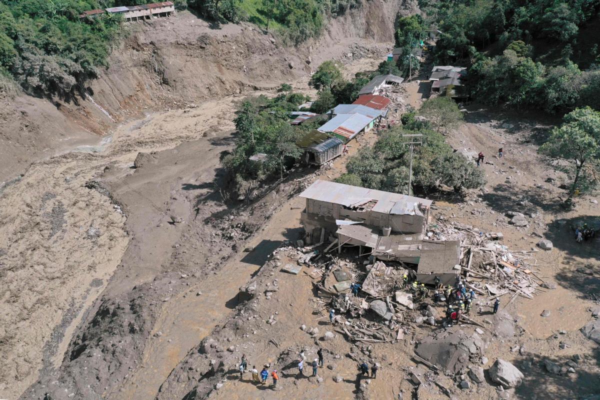 Equipos de rescate trabajan buscan desaparecidos tras una avalancha en Quetame, Colombia