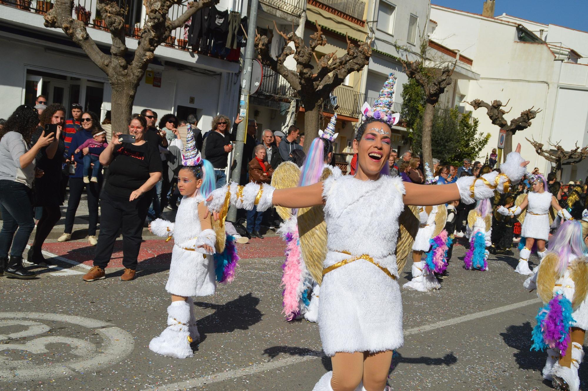 L'Escala vibra amb una rua de carnaval carregada d'imaginació