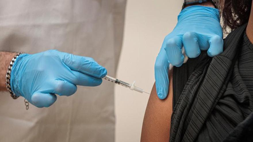 Baleares llama a vacunar con la tercera dosis a 121.000 personas mayores de 70 años