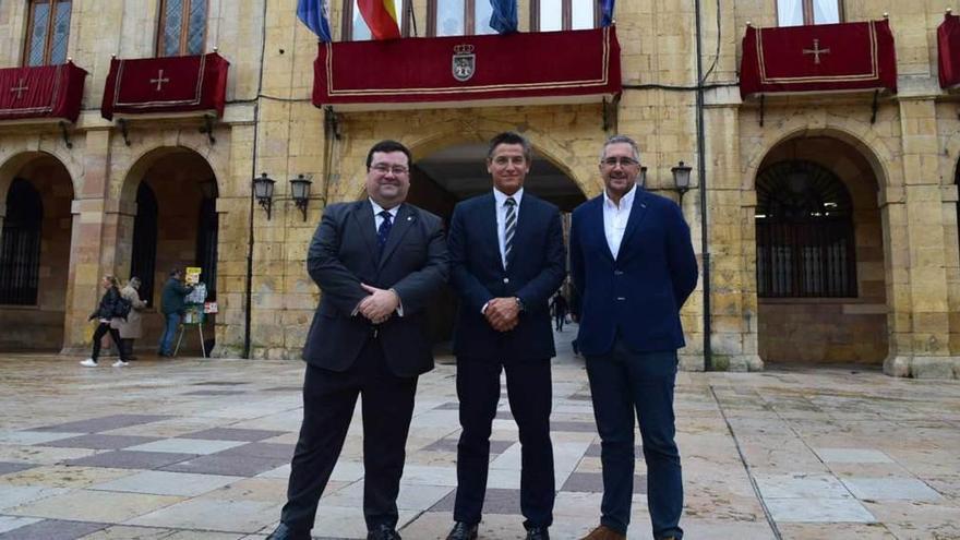 El diputado Luis Salvador visita Oviedo