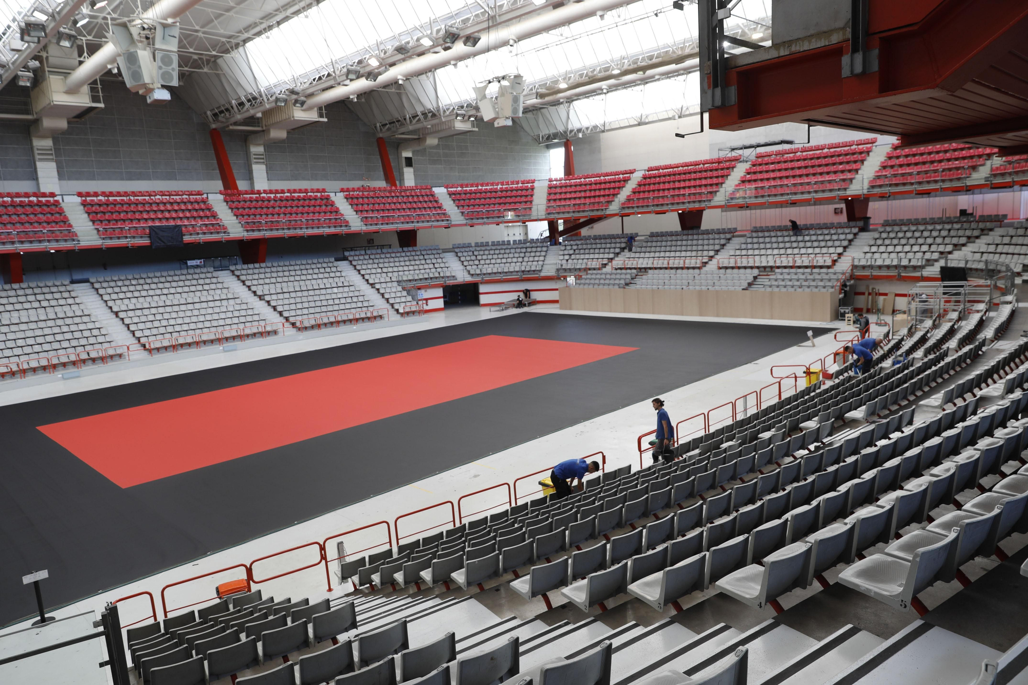 EN IMÁGENES: Así fue el montaje de la pista central del Gijón Open en el Palacio de los Deportes de La Guía