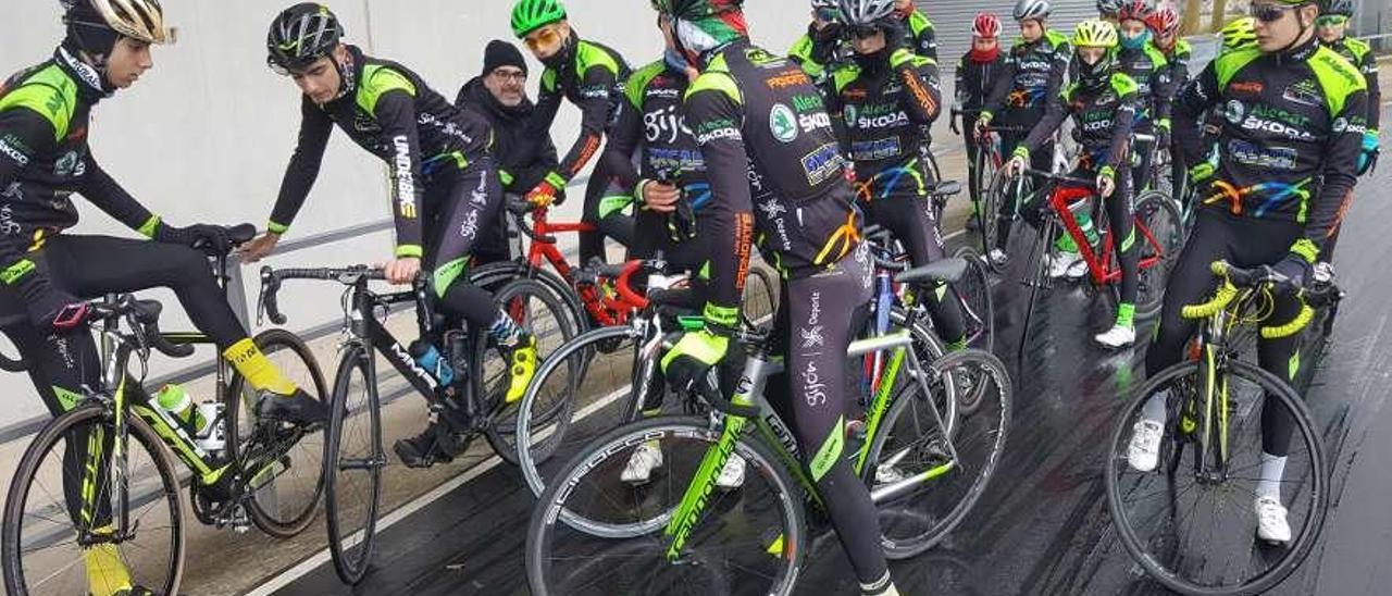 Los ciclistas se preparan para calentar en la pista de Las Mestas.